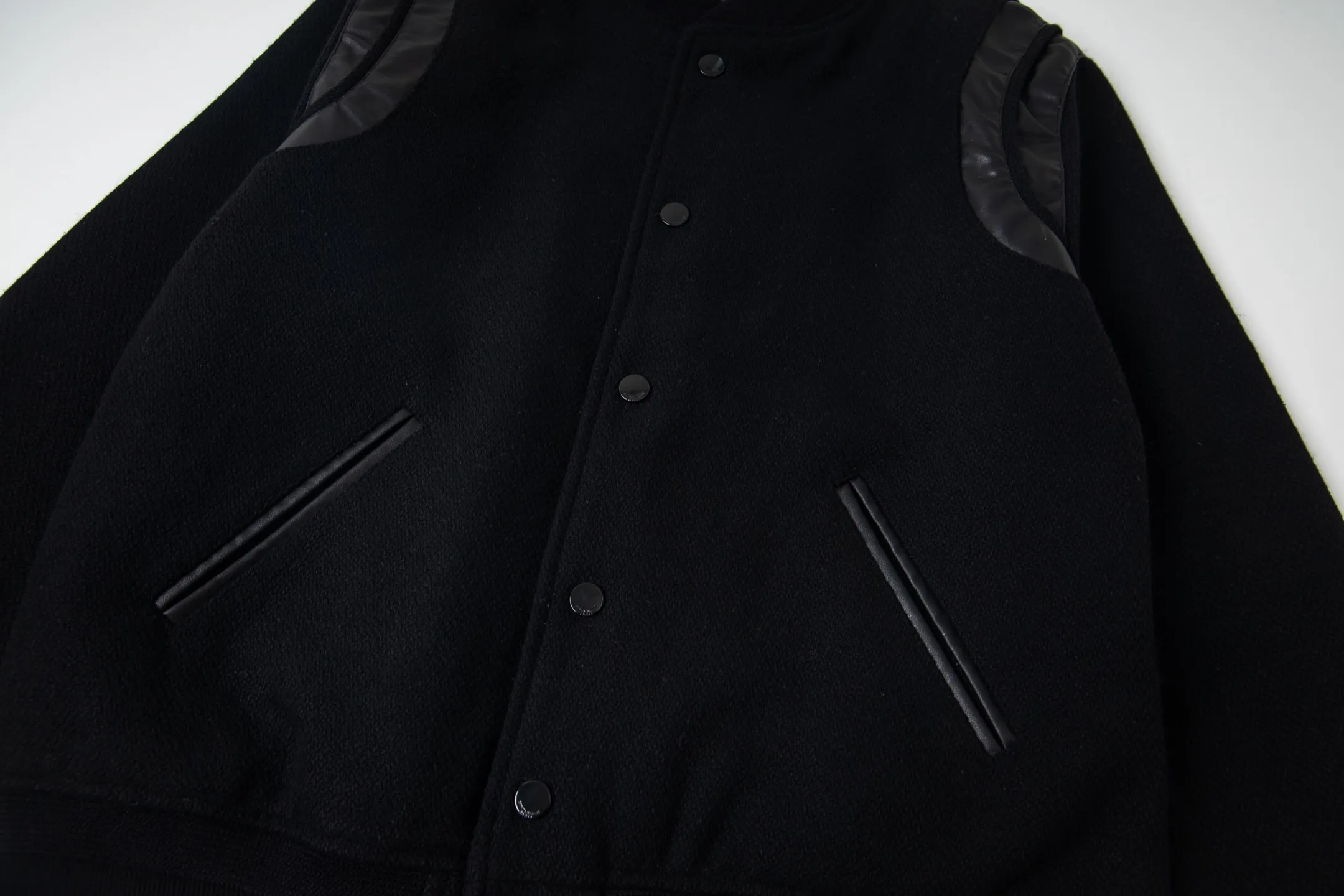 P480 Saint Laurent Paris slp classic leather patchwork black and white baseball collar jacket. Original version 1:1 to develop the highest version on the Internet. It took 2 months to customize pure wool fabric and jacquard ribbing (ordinary machines cannot achieve this jacquard effect). The version is super handsome. The patchwork position is very particular about parking technology. Whether the whole dress looks good or not depends on this position. Same style for men and women. Color: black and white spelling/white/black. Size: 46 48 50 52